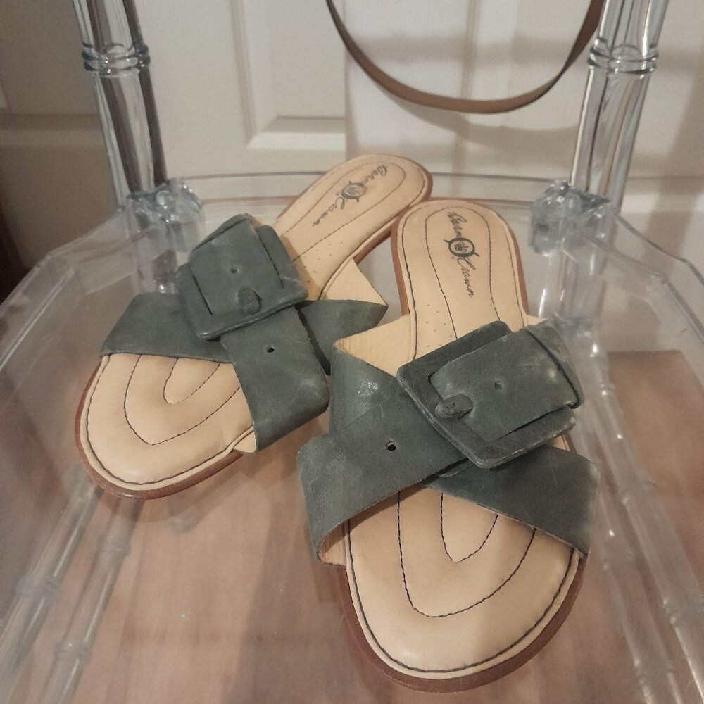 Born Crown leather flat sandal